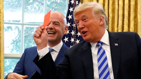 Donald Trump bromea con Infantino en la Casa Blanca