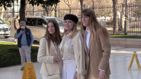 Tita Cervera y sus hijas