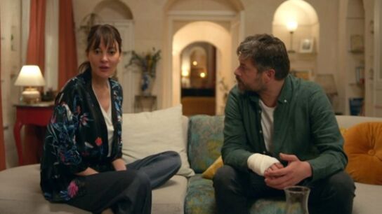Ugur chantajea a Mine con el secreto de Cihan: "Ay&uacute;dame a huir y te dir&eacute; qu&eacute; abre esta llave"