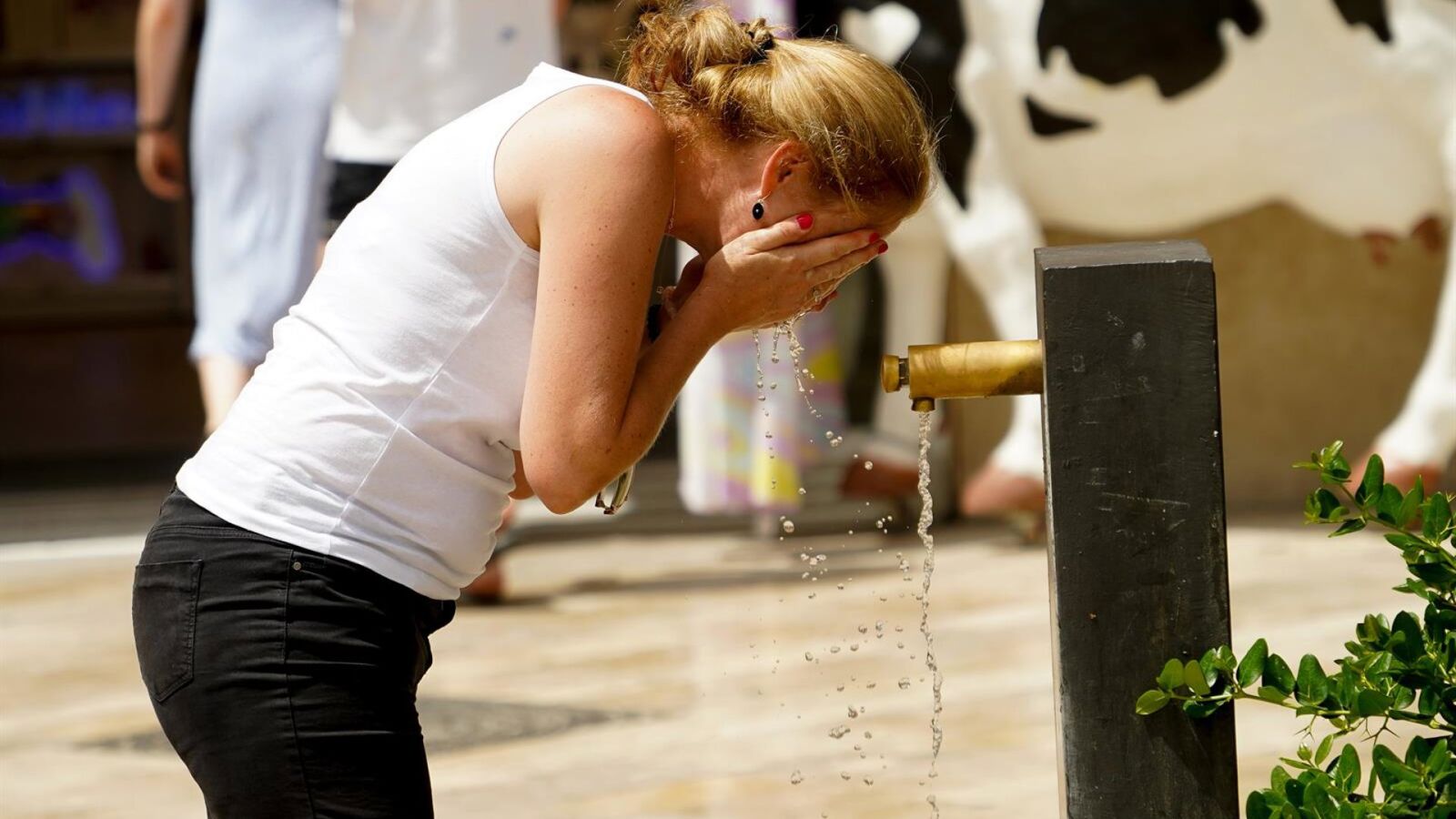 Valencia afronta otra jornada de calor extremo con avisos rojos y temperaturas de hasta 44 grados