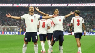 Kane y Bellingham celebran ante su afici&oacute;n en el Azteca