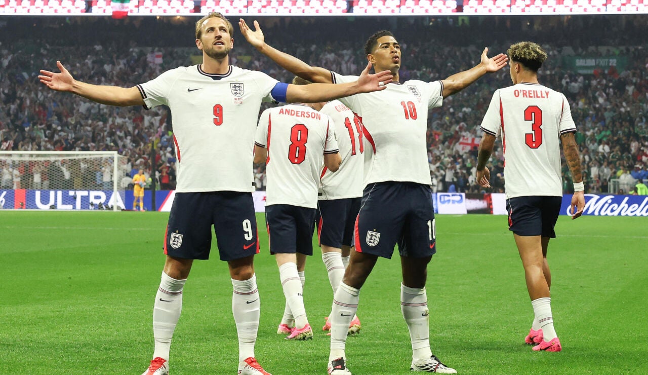 Kane y Bellingham celebran ante su afici&oacute;n en el Azteca