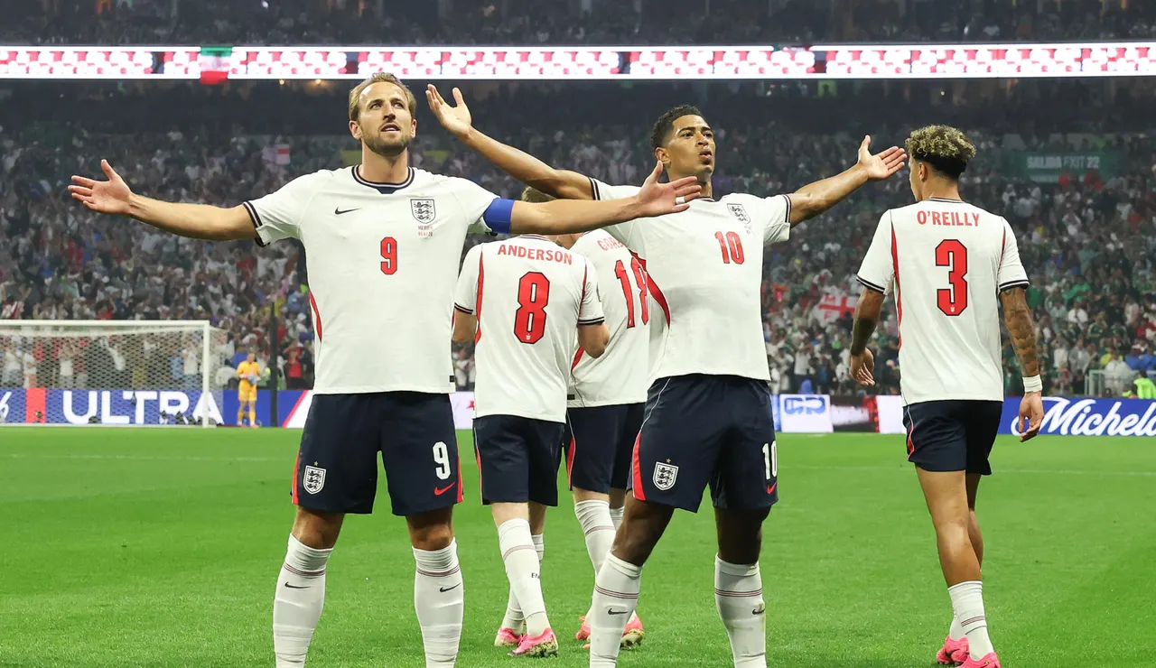 Kane y Bellingham celebran ante su afición en el Azteca