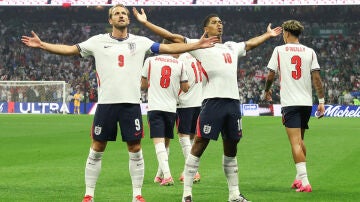 Kane y Bellingham celebran ante su afici&oacute;n en el Azteca