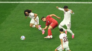 Cucurella y Baena presionan a Pedro Neto Cucurella y Baena presionan a Pedro Neto