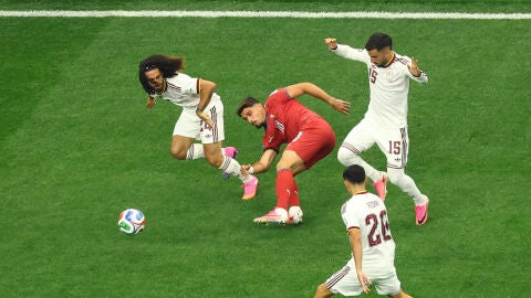 Cucurella y Baena presionan a Pedro Neto