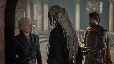 Emma D'Arcy como Rhaenyra y Steve Toussaint como Corlys Velaryon en La casa del dragón