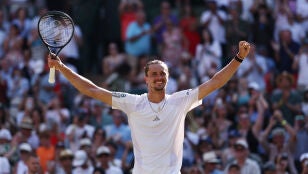 Alexander Zverev celebra su victoria ante Taylor Fritz en Wimbledon