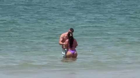 Anabel Pantoja y David Rodríguez disfrutando en la playa Anabel Pantoja y David Rodríguez disfrutando en la playa