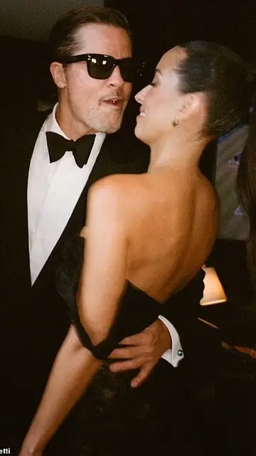 Brad Pitt e Inés de Ramón en la boda de Taylor Swift Brad Pitt e Inés de Ramón en la boda de Taylor Swift