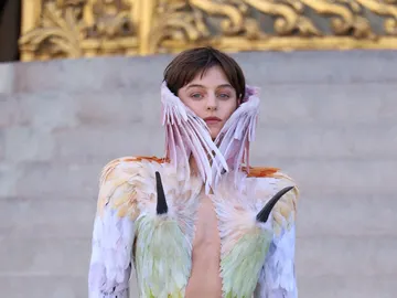 Emma Corrin en el desfile de Schiaparelli en la Semana de la Alta Costura de París Emma Corrin en el desfile de Schiaparelli en la Semana de la Alta Costura de París