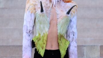 Emma Corrin en el desfile de Schiaparelli en la Semana de la Alta Costura de Par&iacute;s