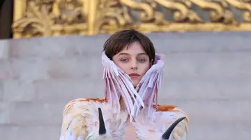 Emma Corrin en el desfile de Schiaparelli en la Semana de la Alta Costura de París Emma Corrin en el desfile de Schiaparelli en la Semana de la Alta Costura de París