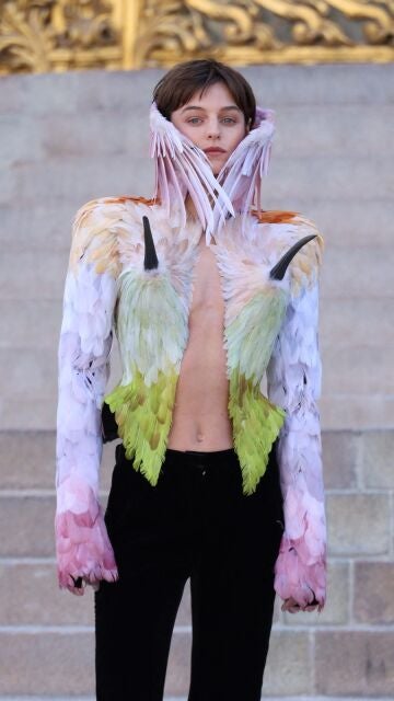Emma Corrin en el desfile de Schiaparelli en la Semana de la Alta Costura de Par&iacute;s
