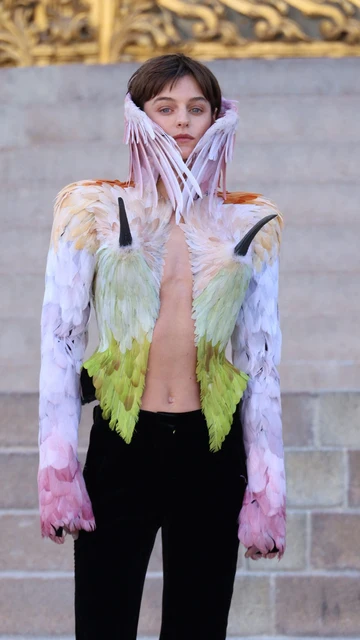 Emma Corrin en el desfile de Schiaparelli en la Semana de la Alta Costura de París Emma Corrin en el desfile de Schiaparelli en la Semana de la Alta Costura de París