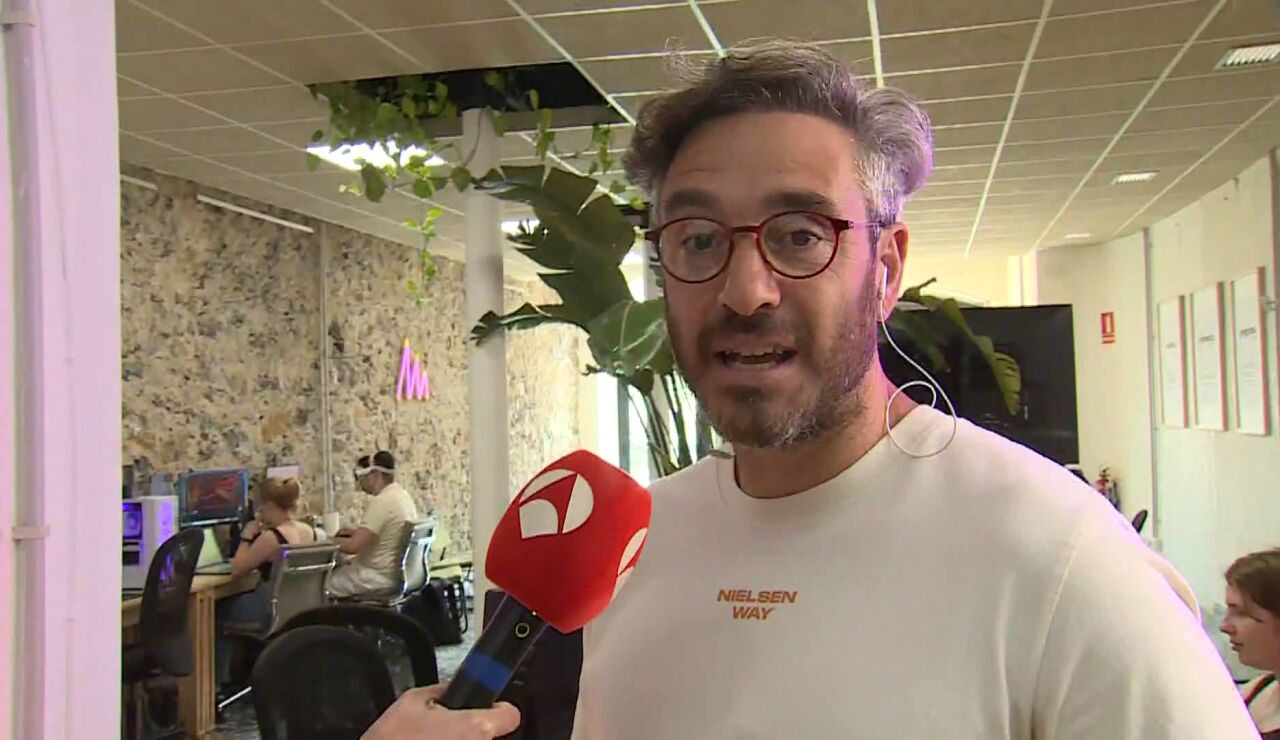 Un hombre con tres chips implantados