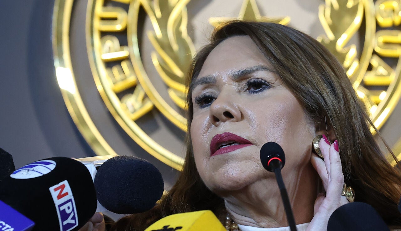 La senadora paraguaya Celeste Amarilla habla ante la prensa