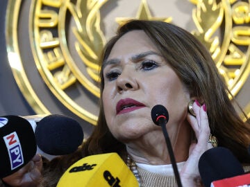 La senadora paraguaya Celeste Amarilla habla ante la prensa