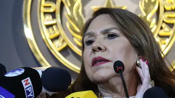 La senadora paraguaya Celeste Amarilla habla ante la prensa La senadora paraguaya Celeste Amarilla habla ante la prensa