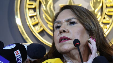 La senadora paraguaya Celeste Amarilla habla ante la prensa
