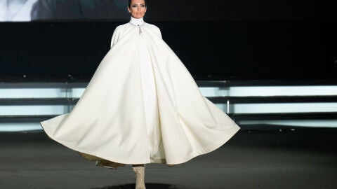 Nieves Álvarez desfilando en la Paris Fashion Week 2026