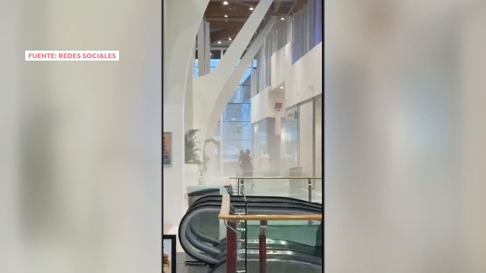 VÍDEO: Un grupo de encapuchados asalta una joyería en un centro comercial de Gran Canaria