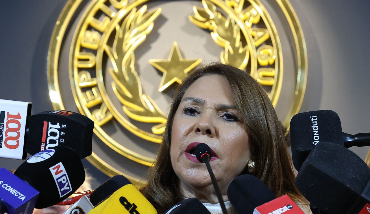 La senadora paraguaya Celeste Amarilla compareciendo ante la prensa