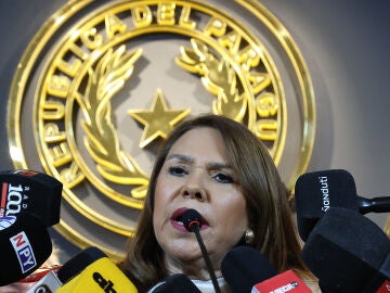La senadora paraguaya Celeste Amarilla compareciendo ante la prensa