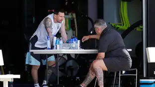 Leo Messi charla con 'Chiqui' Tapia durante el Mundial Leo Messi charla con 'Chiqui' Tapia durante el Mundial