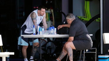 Leo Messi charla con 'Chiqui' Tapia durante el Mundial