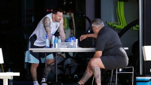 Leo Messi charla con 'Chiqui' Tapia durante el Mundial