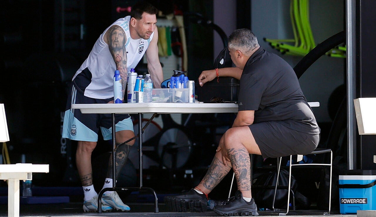 Leo Messi charla con 'Chiqui' Tapia durante el Mundial