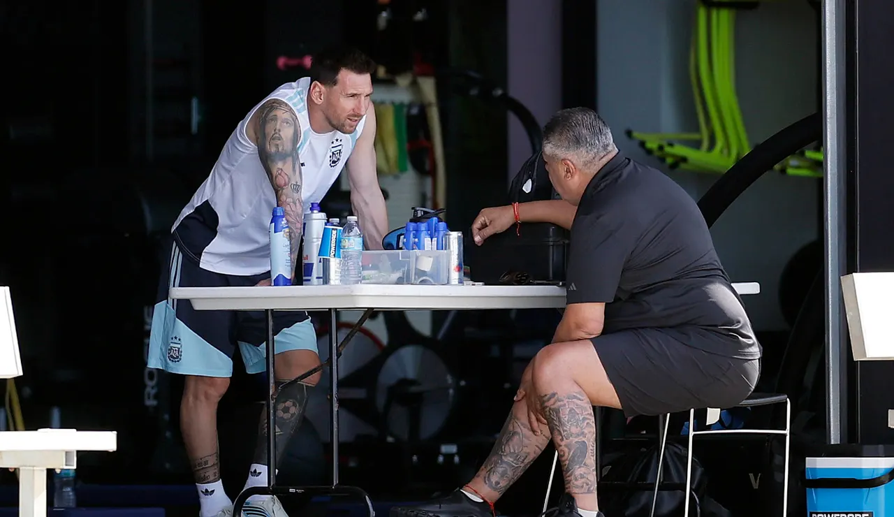 Leo Messi charla con 'Chiqui' Tapia durante el Mundial