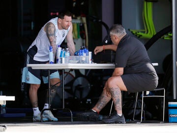 Leo Messi charla con 'Chiqui' Tapia durante el Mundial