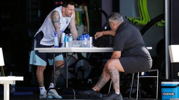 Leo Messi charla con 'Chiqui' Tapia durante el Mundial
