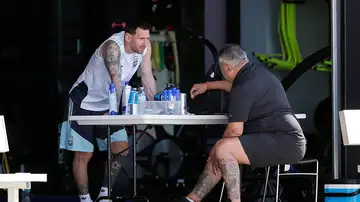 Leo Messi charla con 'Chiqui' Tapia durante el Mundial Leo Messi charla con 'Chiqui' Tapia durante el Mundial