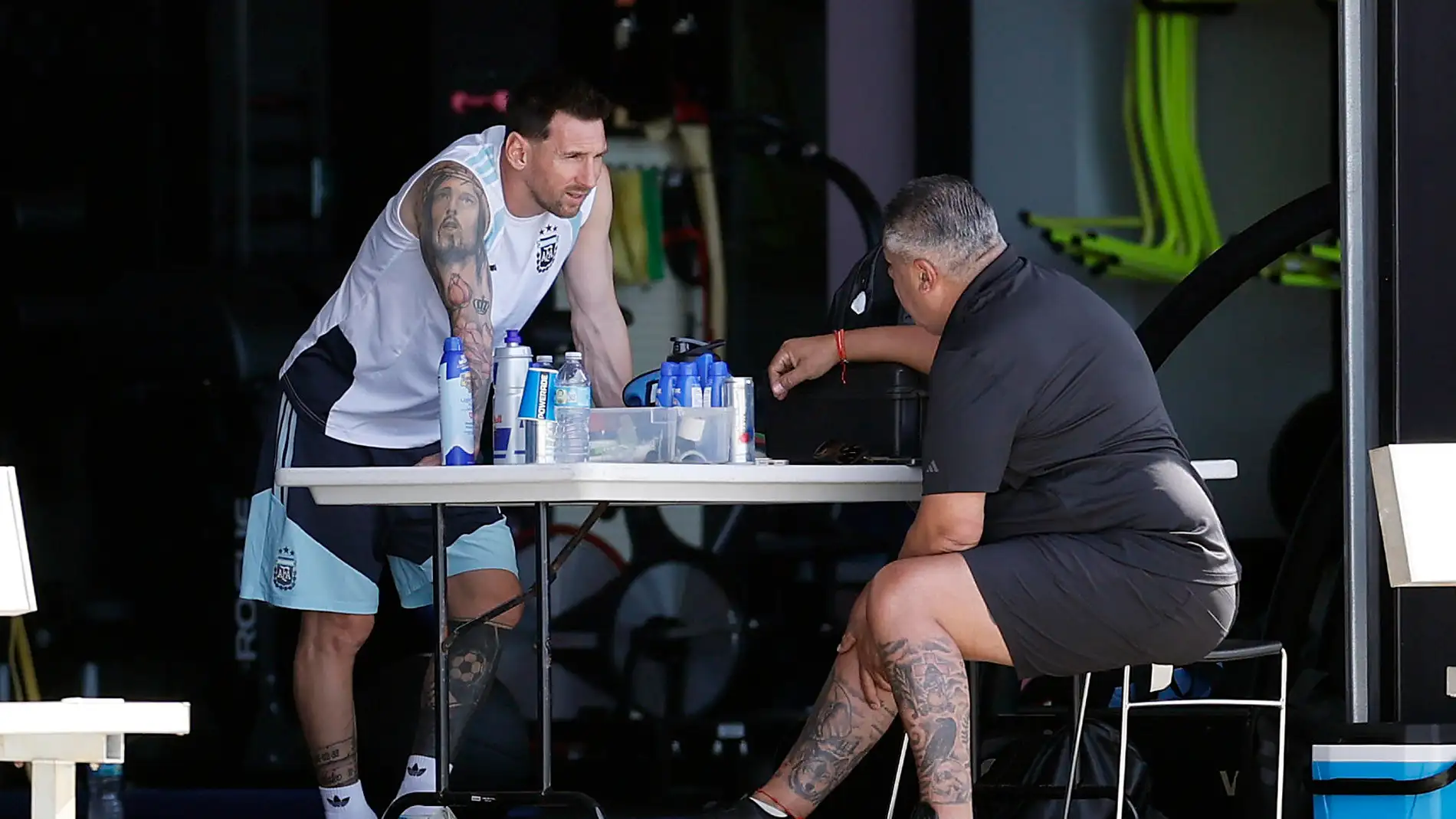 Leo Messi charla con 'Chiqui' Tapia durante el Mundial Leo Messi charla con 'Chiqui' Tapia durante el Mundial