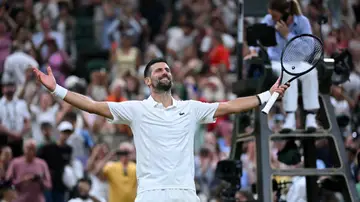 Djokovic celebra el pase a semifinales en Wimbledon Djokovic celebra el pase a semifinales en Wimbledon