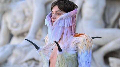 Emma Corrin en el desfile de Schiaparelli en la Semana de la Alta Costura de París