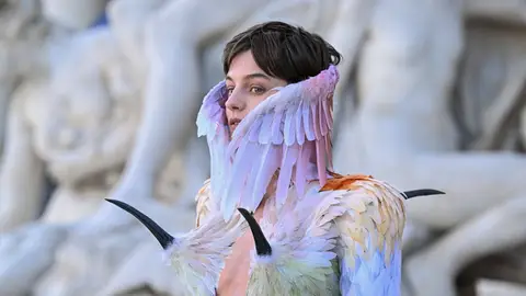 Emma Corrin en el desfile de Schiaparelli en la Semana de la Alta Costura de París Emma Corrin en el desfile de Schiaparelli en la Semana de la Alta Costura de París