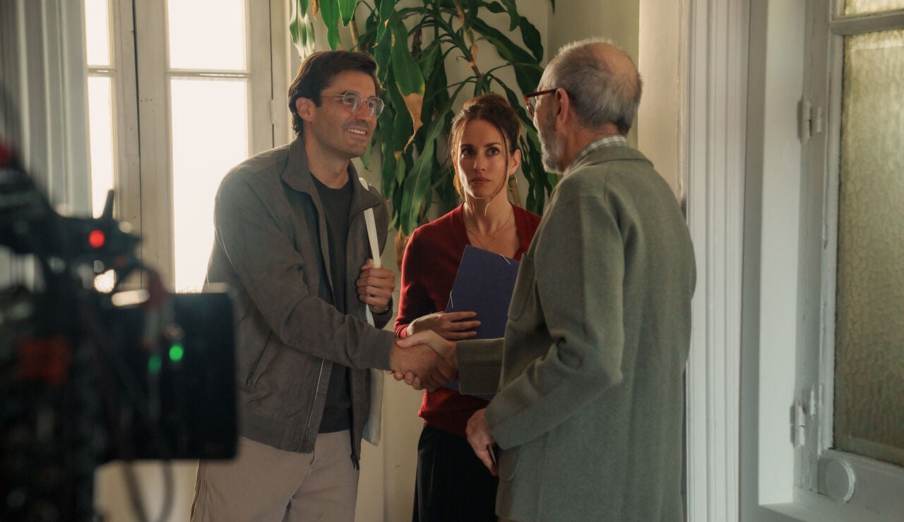 Alejandro Garc&iacute;a, Silvia Alonso y Miguel Rell&aacute;n en el rodaje de Todo por la casa
