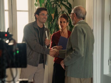 Alejandro Garc&iacute;a, Silvia Alonso y Miguel Rell&aacute;n en el rodaje de Todo por la casa