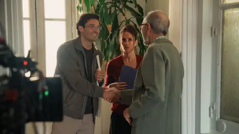 Alejandro García, Silvia Alonso y Miguel Rellán en el rodaje de Todo por la casa Alejandro García, Silvia Alonso y Miguel Rellán en el rodaje de Todo por la casa