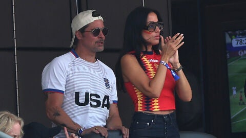 Brad Pitt e Ines de Ramon viendo el partido de España contra Bélgica en el Mundial 2026