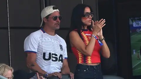 Brad Pitt e Ines de Ramon viendo el partido de España contra Bélgica en el Mundial 2026 Brad Pitt e Ines de Ramon viendo el partido de España contra Bélgica en el Mundial 2026