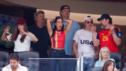 Penélope Cruz, Ines de Ramon, Brad Pitt y Javier Bardem en el partido de España contra Bélgica del Mundial 2026