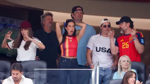 Penélope Cruz, Ines de Ramon, Brad Pitt y Javier Bardem en el partido de España contra Bélgica del Mundial 2026 Penélope Cruz, Ines de Ramon, Brad Pitt y Javier Bardem en el partido de España contra Bélgica del Mundial 2026