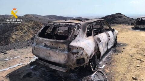 Imagen de un coche calcinado en el incendio de Los Gallardos