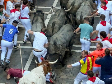 Los toros de la ganader&iacute;a de Jos&eacute; Escolar Gil a su paso por la callle Estafeta durante el quinto encierro de los Sanfermines 2026 con este s&aacute;bado en Pamplona.
