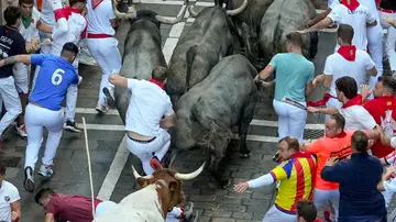 Los toros de la ganadería de José Escolar Gil a su paso por la callle Estafeta durante el quinto encierro de los Sanfermines 2026 con este sábado en Pamplona. Los toros de la ganadería de José Escolar Gil a su paso por la callle Estafeta durante el quinto encierro de los Sanfermines 2026 con este sábado en Pamplona.